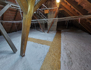 Zateplení stropu bytového domu a zhotovení revizních lávek